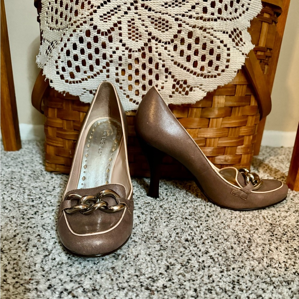 Gorgeous 4” Heeled BCBGirls Tan Pumps with Chain Detail, size 7